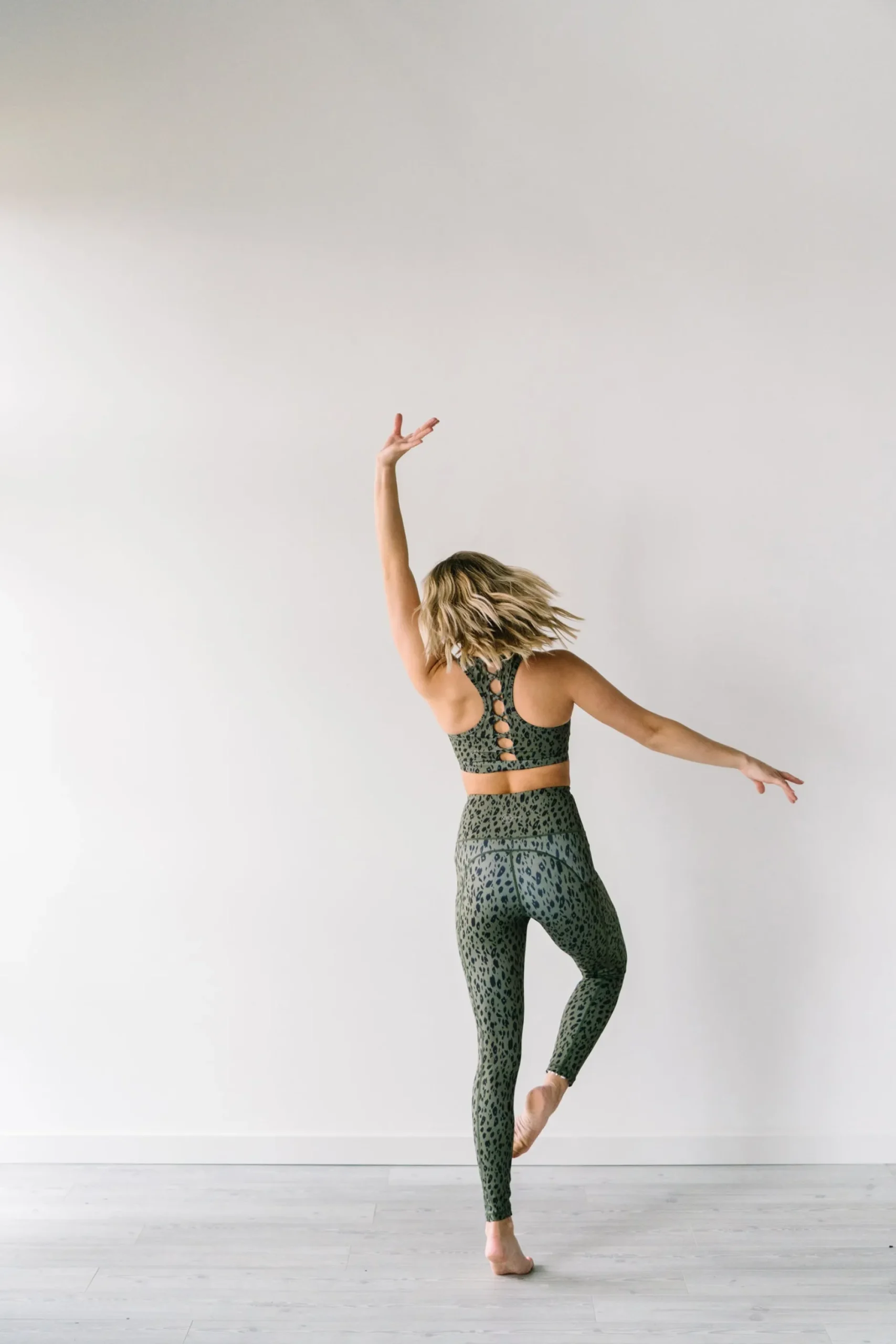 inspire_leggings__green_l_7.webp Leggings>Maven Thread Inspire Leggings - Green Leopard