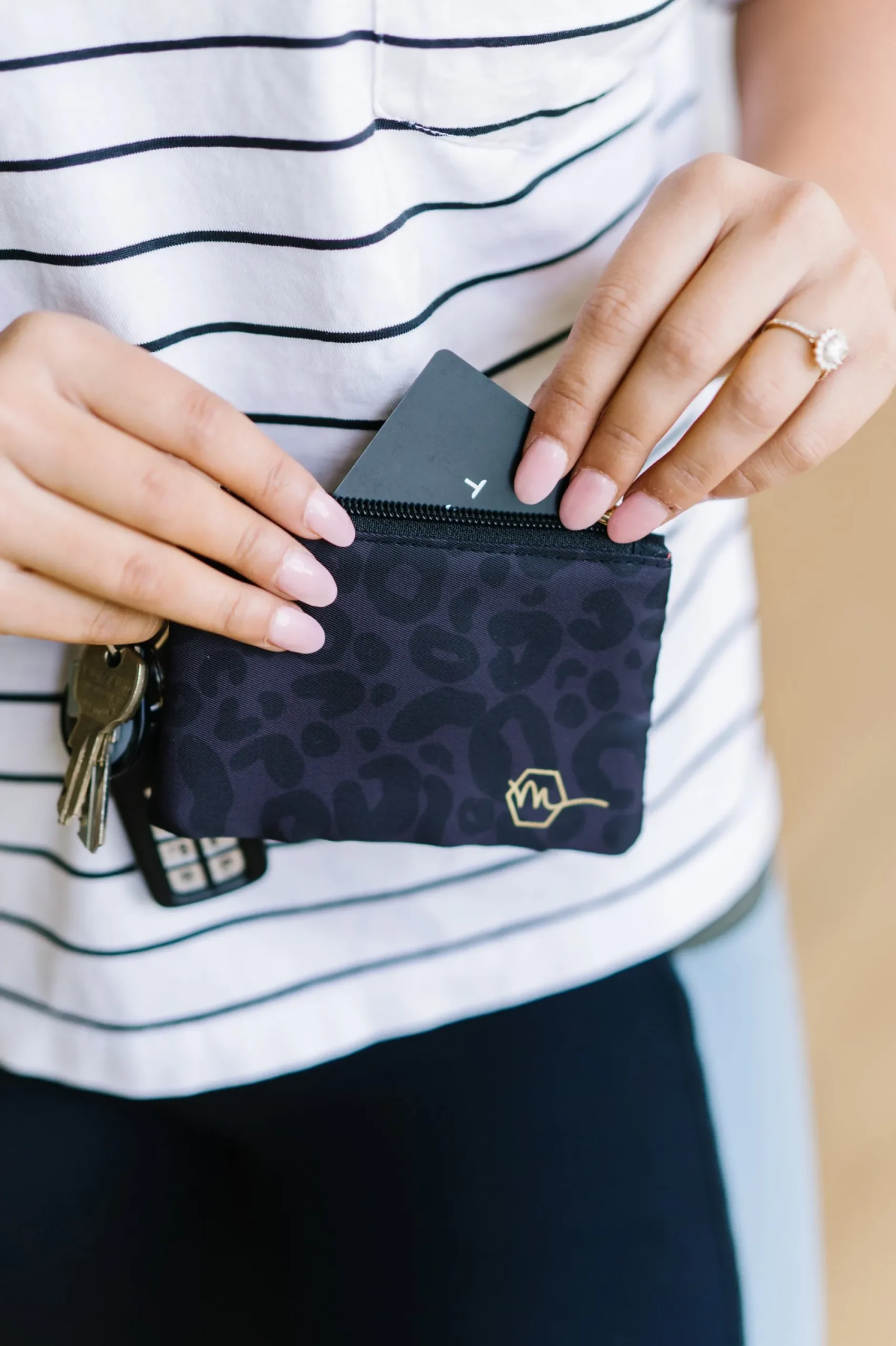 sport_wallet__grey_leopar_2.webp Wallets>Maven Thread Sport Wallet - Grey Leopard